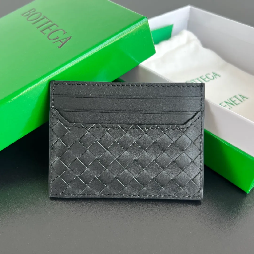 #BV New Small Woven Card Holder 817397 Simple and exquisite card holder. Small, light and easy to carry. Put it directly in your pocket or put it in a small bag. It is made of cowhide and feels soft to the touch. There are 6 card slots on both sides and the main card slot in the middle. It is enough for daily use. In the era of no cash, the card holder is more convenient and practical. The card holder that everyone needs. Size: 11x8x0.2 P400